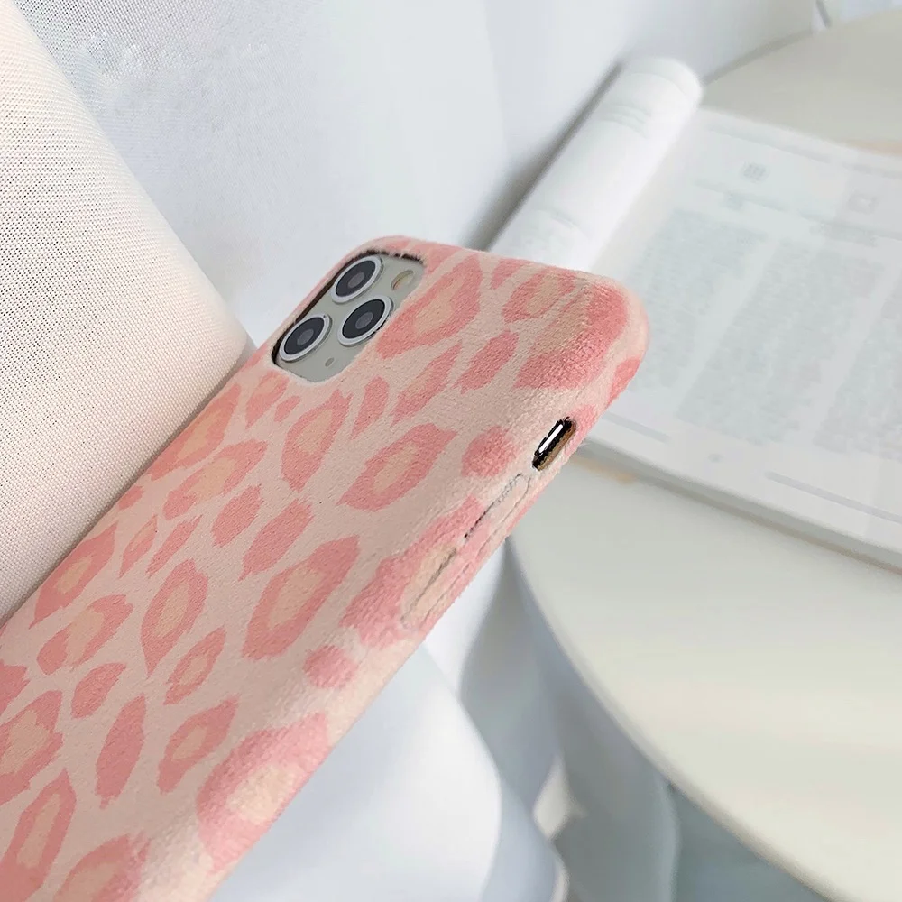 MoonCases_Iphone-Leopard-soft_1moon